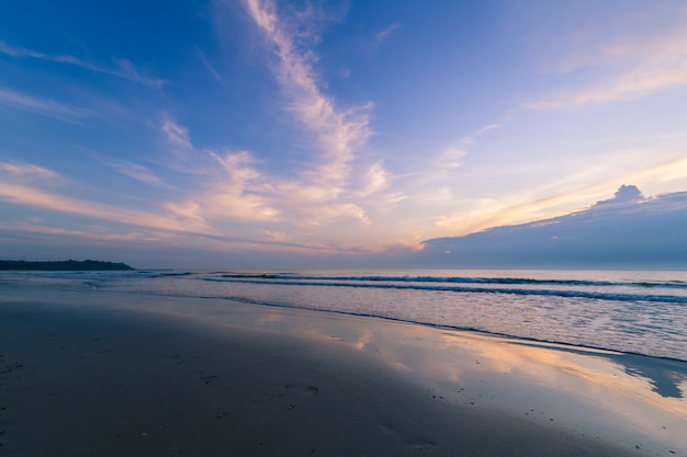 Beau ciel nuageux sur le lever du soleil à la plage de Khanom, Nakhon Si Thammarat