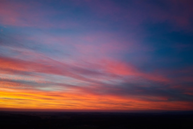 Beau ciel nuageux de lever de soleil au-dessus de la petite ville