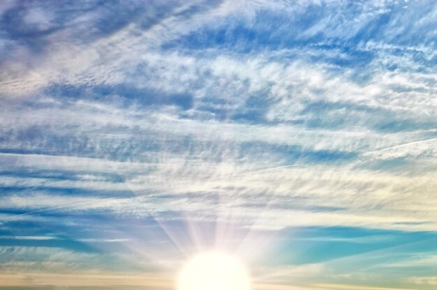 Photo beau ciel nuageux et lever de soleil