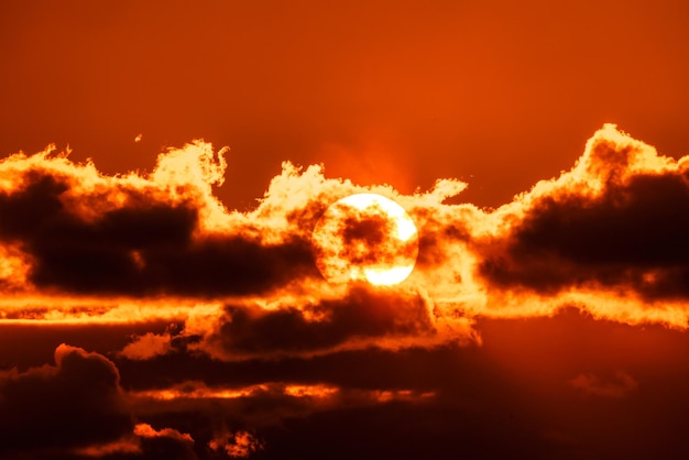 Photo beau ciel orange coloré avec des nuages au coucher du soleil