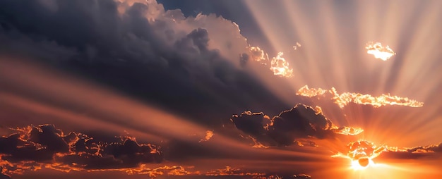 Beau ciel orange et nuages au coucher du soleil