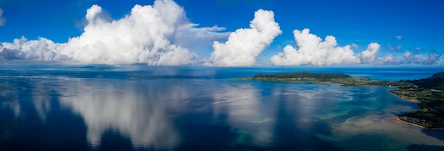 Beau ciel panoramique et mer à ishigaki