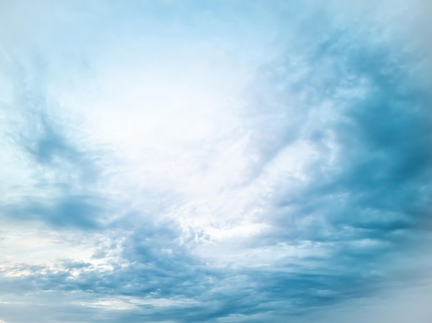 Beau ciel pour le fond le jour blanc brillant