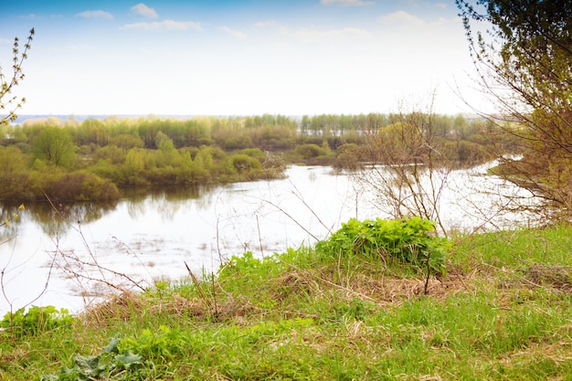 Un beau ciel de printemps et une prairie inondée