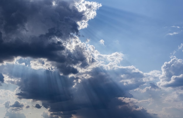 Beau ciel rayons du soleil à travers le nuage