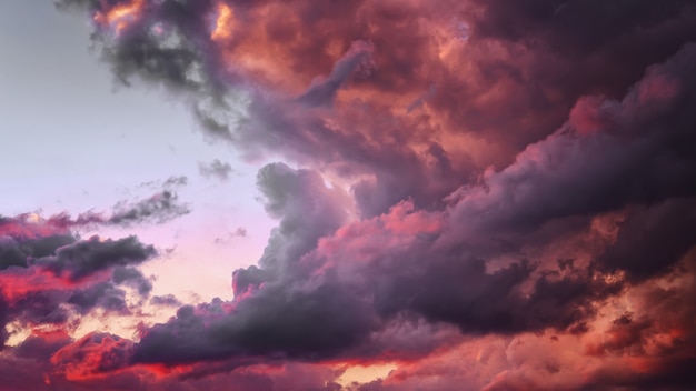 Beau ciel rose coucher de soleil, nuages bleus cramoisis