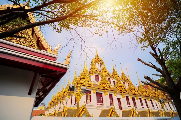 Beau ciel et temple Wat Ratchanatdaram à Bangkok en Thaïlande L'architecture thaïlandaise Wat Ratchanadda Loha Prasat et le pavillon thaïlandais traditionnel sont parmi les meilleurs monuments de la Thaïlande