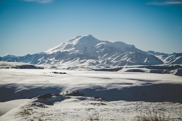 Beau ciel et vue sur le mont Elbrouz