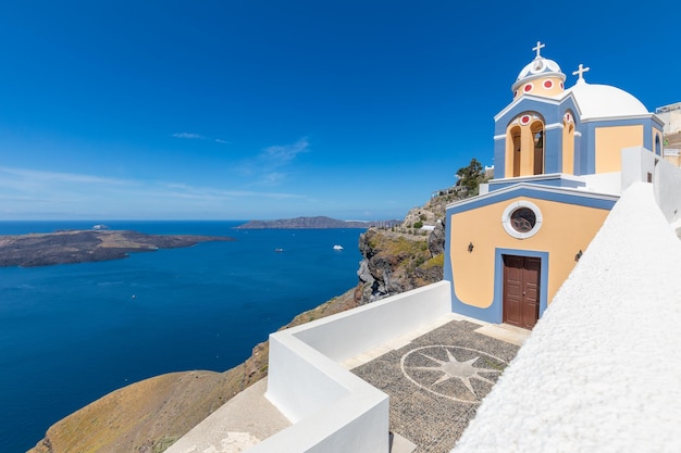 Beau clocher de l'église grecque. L'île de Santorin, Grèce, Europe. Fond de vacances de luxe