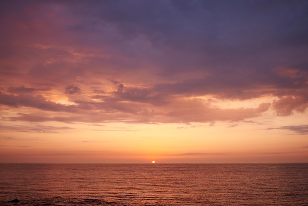 Beau cloudscape au-dessus de la mer au lever de soleil