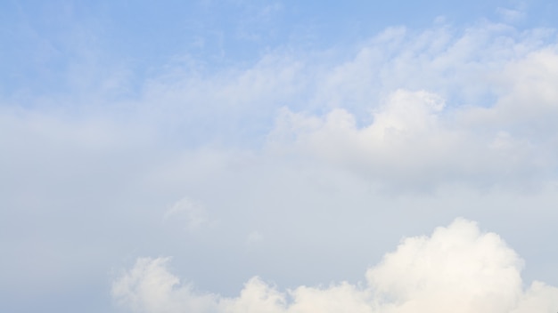 Beau cloudscape comme panorama de fond de nature Temps merveilleux de la lumière du jour naturelle