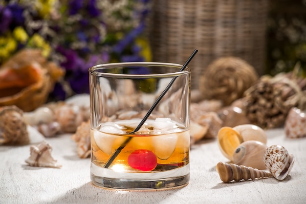 Photo beau cocktail alcoolisé, sur une table en bois