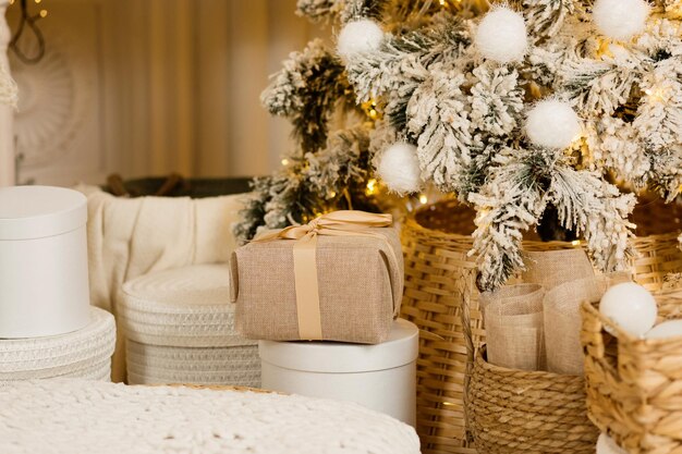 Photo beau coffrets cadeaux de noël sur le sol près de sapin dans la chambre