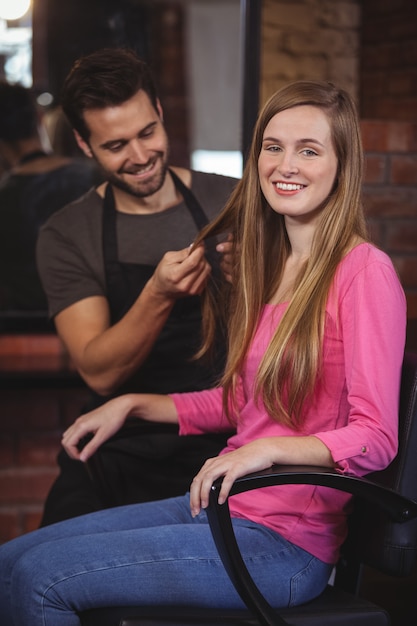 Beau coiffeur avec client