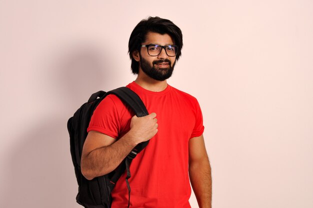 Beau collage indien heureux va guy avec sac à dos et lunettes confiant étudiant souriant