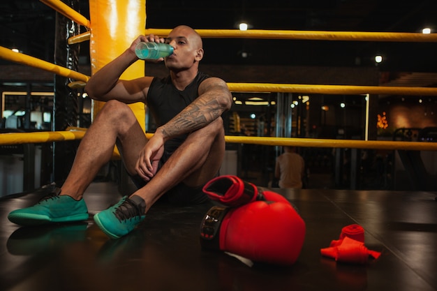 Beau combattant africain de boxe, formation au gymnase