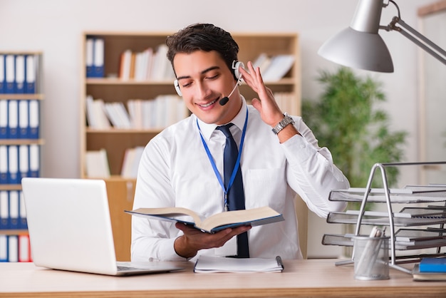 Beau commis au service à la clientèle avec casque