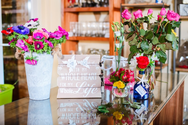 Beau comptoir de fleurs avec des fleurs colorées