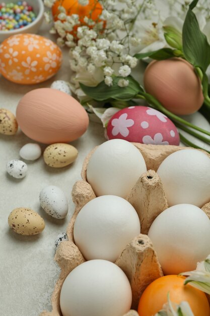 Beau concept de Joyeuses Pâques sur fond texturé blanc