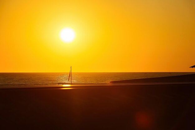 Beau coucher de soleil atmosphérique sur la mer, mise au point sélective