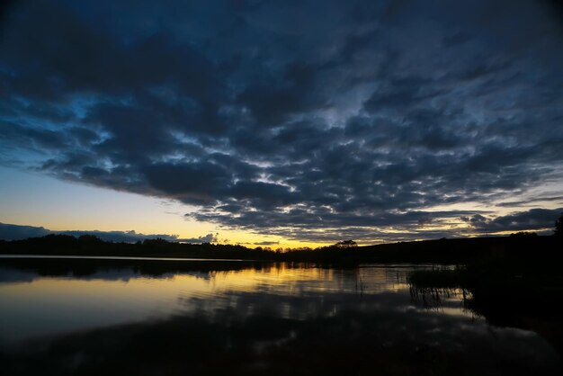 Beau coucher de soleil au bord du lac