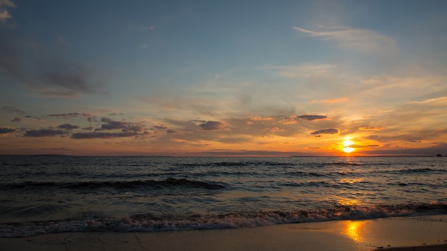 Photo beau coucher de soleil au bord de la mer coucher de soleil orange