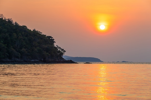 Beau coucher de soleil au début et vague de la mer sur la plage de sable à l'horizon L'heure d'été à la plage de hat sai kaew à Chanthaburi en Thaïlande.