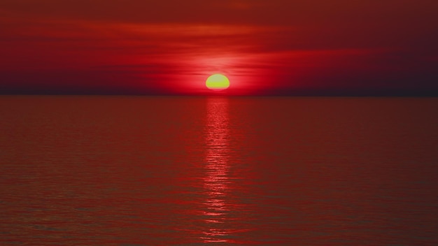 Beau coucher de soleil au-dessus de la mer Le soleil se transforme en tons rouges et se reflète dans l'océan