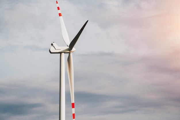 Beau coucher de soleil au-dessus des moulins à vent sur le champ avenir durable et énergie renouvelable