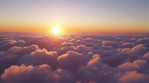 Un beau coucher de soleil au-dessus des nuages