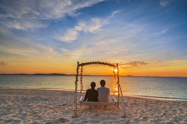 beau coucher de soleil avec balançoires canoës sièges de détente sur White Sand Island