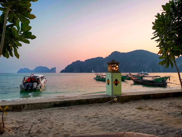 Beau coucher de soleil avec bateau de pêche en Thaïlande Île tropicale en mer d'Asie