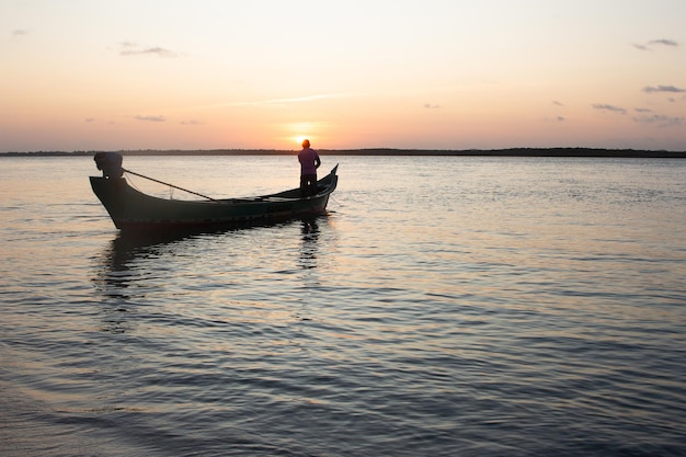 Beau coucher de soleil avec un bateau sur la rivière