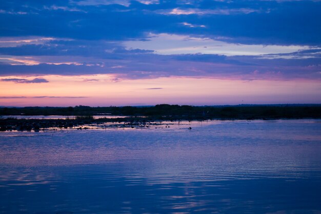 Beau coucher de soleil bleu ciel au lac de lotus