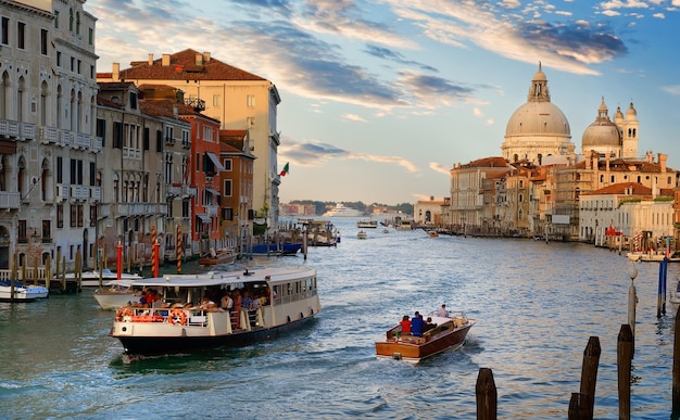 Beau coucher de soleil calme sur le Grand Canal à Venise, Italie