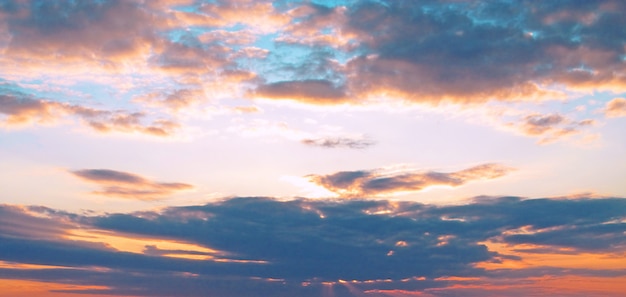 Beau coucher de soleil. Le ciel dans les nuages