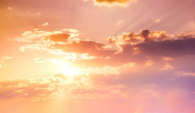 Beau coucher de soleil de ciel doré