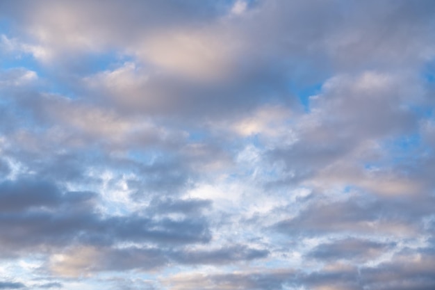 Beau coucher de soleil ou ciel de lever de soleil illuminant des nuages bleu foncé et rose pâle Ciel nuageux à superposer sur vos photos