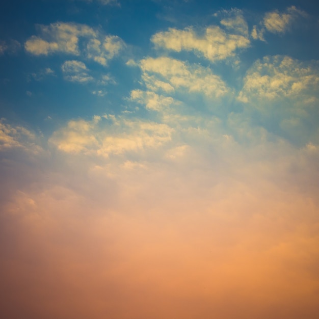 Beau coucher de soleil et ciel avec nuages