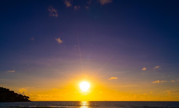 Beau coucher de soleil coloré ou lever de soleil ciel sur la mer avec des nuages spectaculaires fond environnement naturel