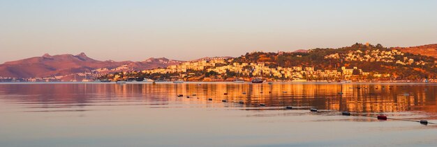 Beau coucher de soleil coloré et lumineux sur la mer Méditerranée avec des îles, des montagnes et des bateaux