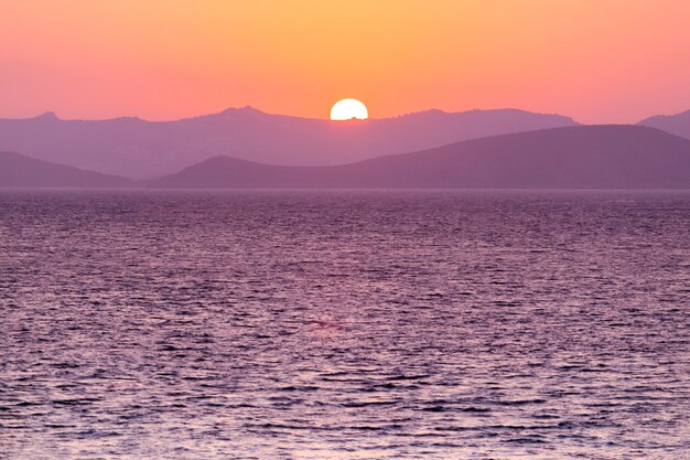 Beau coucher de soleil coloré et lumineux sur la mer Méditerranée avec des montagnes.