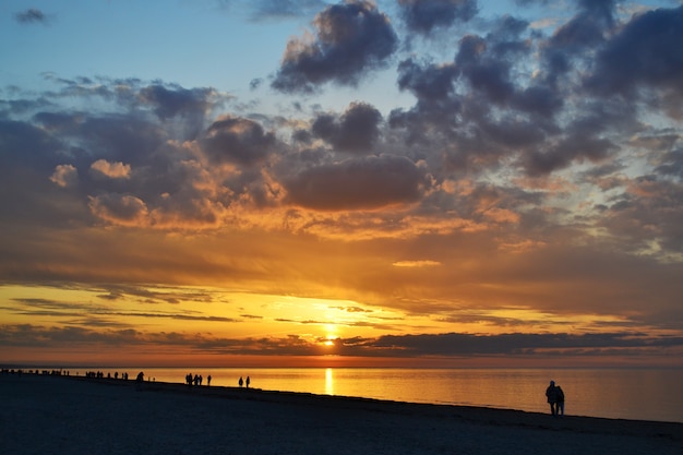 Beau coucher de soleil coloré sur la mer baltique