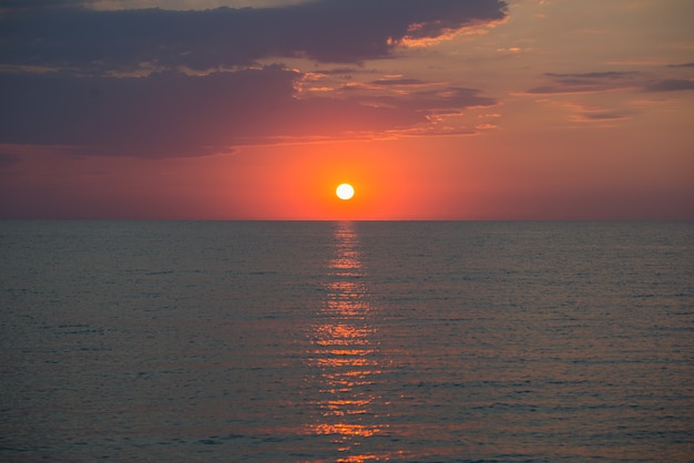 beau coucher de soleil coloré sur la mer en été