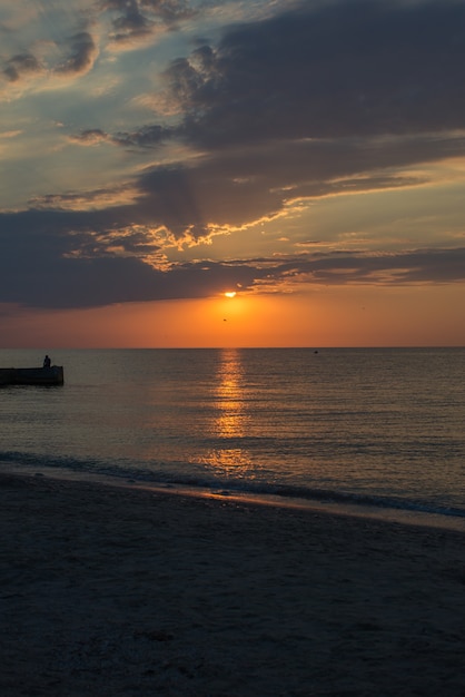 beau coucher de soleil coloré sur la mer en été