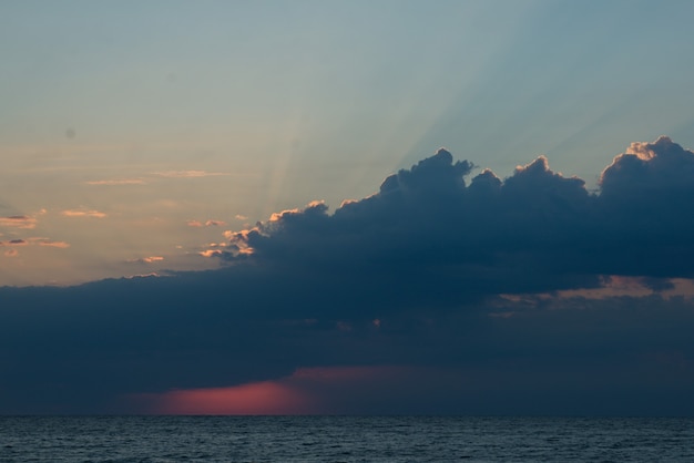 beau coucher de soleil coloré sur la mer en été