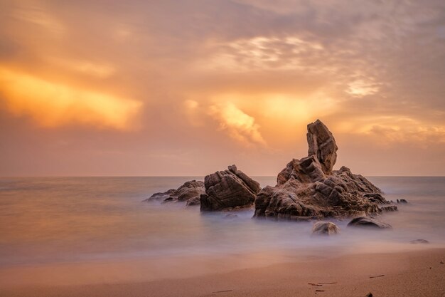 Beau coucher de soleil sur la Costa Brava d'Espagne, près de la ville de Palamos, photo longue exposition