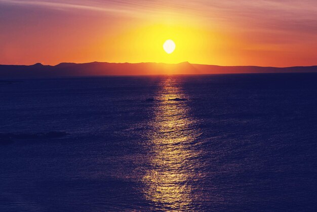 Beau coucher de soleil sur la côte de Chypre