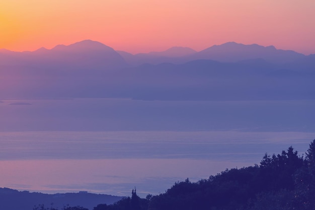 Beau coucher de soleil sur la côte grecque