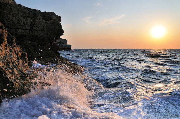 Beau coucher de soleil sur la côte rocheuse ondulée de la mer Noire orageuse en Crimée le jour d'été